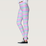 Leggings Patrón de chevron de Zig Zag rosa, azul y gris<br><div class="desc">Patrón de zig-zag rosa claro,  azul y gris claro en las piernas blancas.</div>