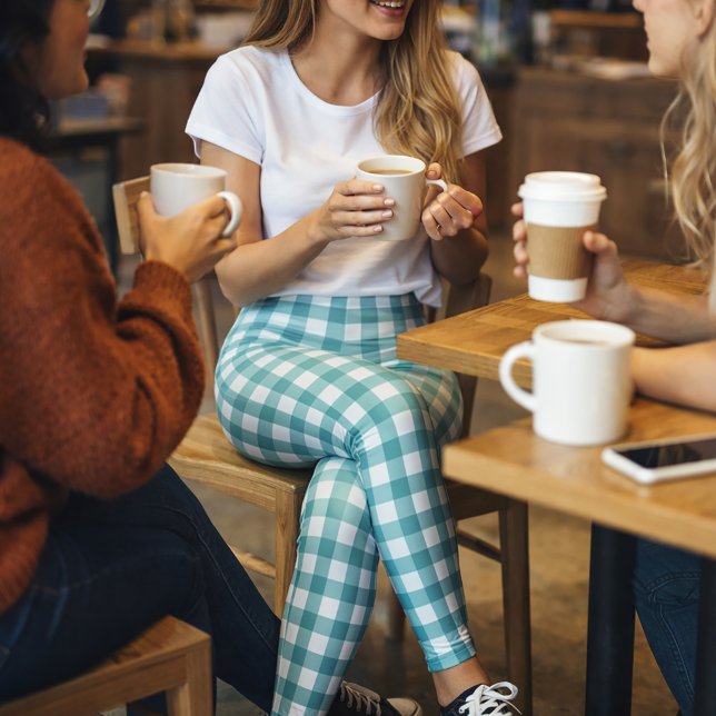 Leggings Patrón de cuadros gingham azul verdoso y blanco (A pair of leggings with a teal and white gingham plaid pattern.)