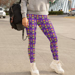 Leggings Patrón de halloween Cute Púrpura Jack O Lantern<br><div class="desc">Estas lindas leggings de Halloween son perfectas para las mujeres que aman Octubre. Este patrón de Halloween morado de bonito presenta una sonriente lámpara Jack O' Lantern,  una espeluznante araña negra y dos deliciosos quequitos diferentes con gorras de brujas encima para un truco o una delicia.</div>