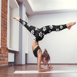 Leggings Patrón de impresión de rutas<br><div class="desc">Impresión de la pata blanca sobre el fondo negro con puntos</div>