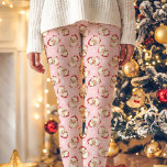 Leggings Patrón de Navidades rosados del retro vintage Sant<br><div class="desc">Añada un toque festivo a su armario con estas leggings retro de Navidades de Santa Claus. Con un bonito patrón de Santa sobre un fondo rosado, estas leggings son perfectas para las vacaciones. Cómodas y de diseño, son ideales para pasar unas vacaciones de fiesta, descansar en casa o añadir un...</div>