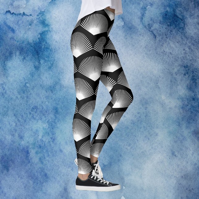 Leggings Patrón de ventilador Art Deco Blanco y Negro (A pair of leggings with an art deco white fan pattern on a black background.)