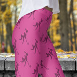 Leggings Patrón elegante de hockey sobre mujeres rosa<br><div class="desc">Manténgase elegante y cómodo en las leggantas inspiradas en el hockey. ¡Dale una nueva actualización a tu hockey con estas divertidas y coloridas leggencias! Ideal para entrenamiento o tiempo de inactividad, estas leggings proporcionan tanto flexibilidad como función. Desde la pista hasta la relajación, permanezca cómodo, seguro y elegante. ¡Compra ahora...</div>