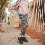 Leggings Patrón floral de Dahlia blanca en negro<br><div class="desc">Las leggings estilosas y de moda que muestran la foto de una flor Dahlia simple y blanca con el centro amarillo sobre un fondo negro e impresa en un patrón de repetición. ¡Un diseño floral y divertido! Seleccione el tamaño de sus leggings.</div>