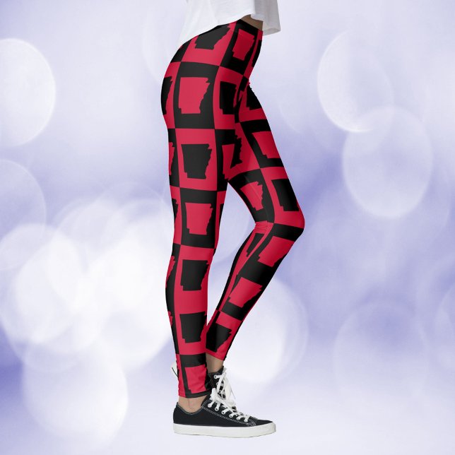 Leggings Patrón rojo y negro de Arkansas Black (A pair of leggings featuring a red and black pattern of Arkansas.)