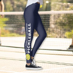 Leggings Personalizado de esporádicas de la ciudad nombre e<br><div class="desc">Las piernas perfectas para los amantes del pickleball. Leggings de alta calidad con texto personalizado y una bola de picnic amarilla a cada lado. Añade tu nombre de equipo, nombre de ciudad, nombre del club, etc. Diversión para juego social casual o juego de torneos - cambiar fácilmente el color de...</div>