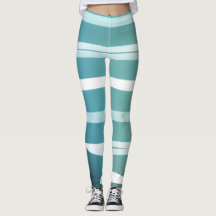 Piernas de verano azul claro con piernas violetas