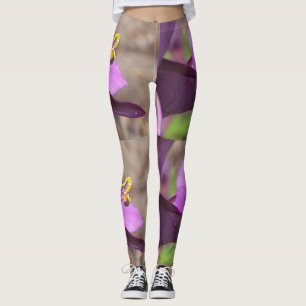 Leggings planta morada y una minúscula abeja enlosada en le