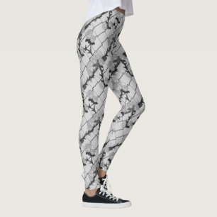 Leggings Rosa fantasma escalando una cerca de enlace de cad