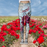 Leggings Rosa victoriano Ephemera Vintage Moda<br><div class="desc">Hermosas flores de rosa rojas de época en la prensa escrita,  con un broche de perlas falsas y un collar,  una jaula de pájaros con un arco verde azulado para crear un estilo de moda lujoso,  extravagante y vintage.</div>