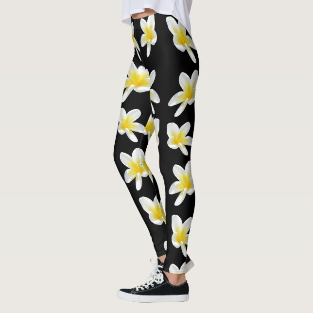 Leggings Serenata de primavera: frangipani amarillo sobre n (Izquierda)