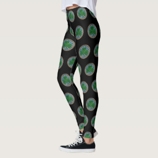 Leggings Shamrock azul sobre las piernas de nudos celtas