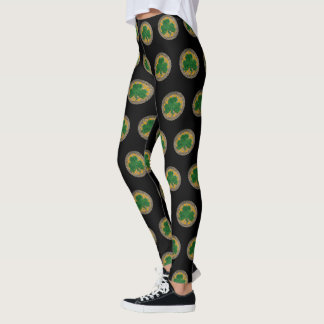 Leggings Shamrock de oro en piernas de nudos celtas