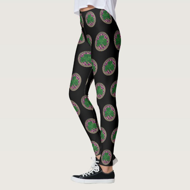 Leggings Shamrock púrpura sobre piernas de nudos celtas (Izquierda)
