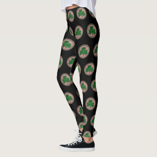 Leggings Shamrock rosado en piernas de nudos celtas