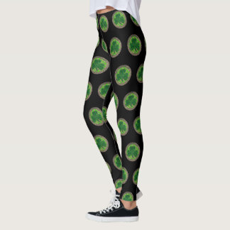 Leggings Shamrock verde sobre las piernas de nudos celtas