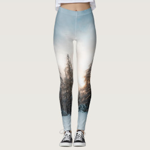 Leggings Sol detrás de árboles de abeto