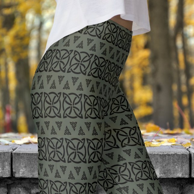 Leggings Sombra oscura y patrón tribal con bandas negras (Dark Ebony and Black Banded Tribal Pattern Leggings)