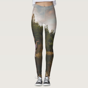 Leggings Sophia en las piernas de yoga al atardecer