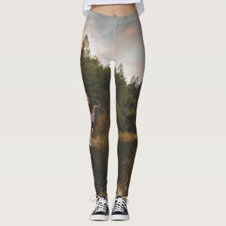 Leggings Sophia en las piernas de yoga al atardecer