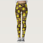 Leggings Tigre, animal, cobre marrón dorado<br><div class="desc">Lleva tu partida a un momento con estas divertidas leggings de pickleball con bolas de pickleball amarillas colocadas en el fondo de un patrón de impresión de tigre dorado y negro.  Ideal para el juego diario de recetas,  el torneo o simplemente para correr por la ciudad.</div>