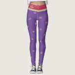 Leggings Tipografía Cute Purple Magenta Gold XOXO<br><div class="desc">Esta es una tipografía y diseño de patrones de texto lindos "XOXO". Es en morado, magenta y oro de tendencia. Perfecto para una nueva incorporación a su ropa y accesorios elegantes. Para el personalizar, puede cambiar el texto "XOXO" escribiendo su propio mensaje en el cuadro de texto personalizado. Esto también...</div>