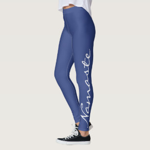 Leggings Tipografía "Namaste" en blanco en azul perwinkle
