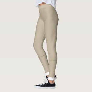 Leggings un hombre con traje y corbata parado frente a una