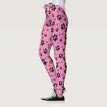 Leggings Un negro divertido sobre las pinturas rosas<br><div class="desc">Estas divertidas leggings son perfectas para los amantes del perro y del gato. Presentan un bonito patrón con huellas de pata negra esparcidas sobre un fondo de color rosa. El diseño divertido y caprichoso es perfecto para padres mascotas y amantes de los animales.</div>