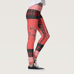Leggings un patrón rojo y negro con flores sobre él