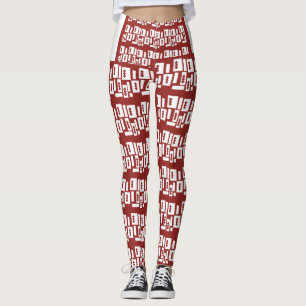 Leggings Una alfombra roja con un patrón texturado se extie