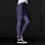 Leggings Velvety Midnight Damask | Grunge índigo morado<br><div class="desc">Grunge de los 90, ¡Todos Crecen! Dámaso barroco de terciopelo oscuro y dramático de inspiración gótica, en una paleta de tonos ricos y profundos, crea una opulenta textura de terciopelo de color vintage. De la lujosa y sofisticada colección "Moody Jewel Tones", este efecto abstracto moderno y mixto de novedad, contemporáneo...</div>