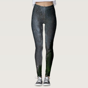 Leggings Vía láctea por encima del bosque de abetos