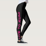 Leggings ¡Vive para Correr! ¡Corre a vivir! Correr negro y<br><div class="desc">Estas divertidas leggings están diseñadas pensando en los corredores. Son negras con un texto de color rosado intenso de alta visibilidad que corre por cada pierna. Una pierna dice "¡Vive para Correr!" la otra dice "¡Corre para Vivir!" Perfectas ruedas y el color es una medida de seguridad para asegurarte de...</div>