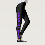 Leggings ¡Vive para Correr! ¡Corre a vivir! Ejecución en ne<br><div class="desc">Estas divertidas leggings están diseñadas pensando en los corredores. Son negras con un texto de color púrpura brillante de alta visibilidad que cuelga sobre cada pierna. Una pierna dice "¡Vive para Correr!" la otra dice "¡Corre para Vivir!" Perfectas ruedas y el color es una medida de seguridad para asegurarte de...</div>