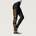 Leggings ¡Vive para Correr! ¡Corre a vivir! Ejecución en ne<br><div class="desc">Estas divertidas leggings están diseñadas pensando en los corredores. Son negras con un texto de color naranja brillante de alta visibilidad que corre por cada pierna. Una pierna dice "¡Vive para Correr!" la otra dice "¡Corre para Vivir!" Perfectas ruedas y el color es una medida de seguridad para asegurarte de...</div>