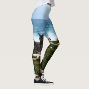Leggings Wallaby en rocas junto al mar,