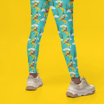Leggings Western Cowgirl Retro Pattered<br><div class="desc">Añada un toque de vaquera a cualquier conjunto con estas piernas estampadas. Presentan un divertido patrón de estilo retro con ilustraciones de vaqueras a caballo,  cactus,  nubes,  lassos y herraduras sobre un brillante fondo azul.</div>