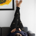 Leggings XOXO Lámina de Oro Rosado Caliente Negro<br><div class="desc">Este es un diseño tipográfico/textual lindo con "XOXO" como patrón. Está en trending black, hot rosa / magenta, y oro. Perfecto para un regalo de El día de San Valentín o aniversario, o para una nueva incorporación a su ropa y accesorios elegantes. Para el personalizar, puede cambiar el texto "XOXO"...</div>