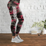 Leggings Yeet Magenta y grisáceas de camuflaje<br><div class="desc">Un elegante patrón de camuflaje texturizado con magenta y gris pizarra como colores dominantes,  con un gran logo de Yeet. Publicado por primera vez el 5.01.2023.</div>