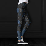 Leggings Zodiac Magic | Rosas de cráneo gótico azul de la M<br><div class="desc">¡El arte de vestir único! La sofisticada paleta de texturas abstractas de medio mixto añade el toque de color perfecto para su estilo personal. También se puede transferir a material escolar/de oficina, accesorios para fiestas o decoración para una cómoda habitación de limpieza. Para otros productos o colores, visita la tienda...</div>