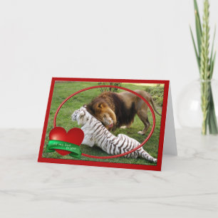 León africano y tigre blanco que juegan tarjetas