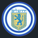 León de Judá Emblem Jerusalén Pegatina hebreo<br><div class="desc">Pegatina redonda con una imagen de un León azul y amarillo del emblema de Judah y amplios bordes dobles azules recortados en azul claro sobre blanco. Vea la etiqueta coincidente. Ver toda la colección de Pegatinas de Hanukkah en la categoría CARDS & PEGATINAS en la sección HOLIDAYS.</div>