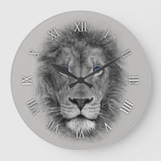 León hermoso con el reloj de pared de los ojos