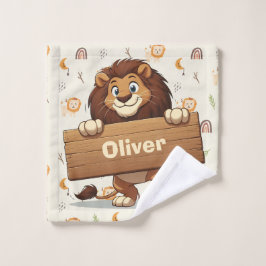 León juguetón con placa de nombre de madera