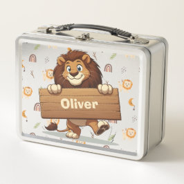 León juguetón con placa de nombre de madera