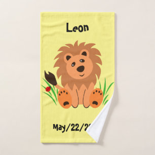 León lindo en el césped con toalla de bebé