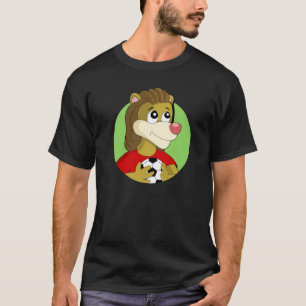 León sosteniendo una camiseta del personalizado de