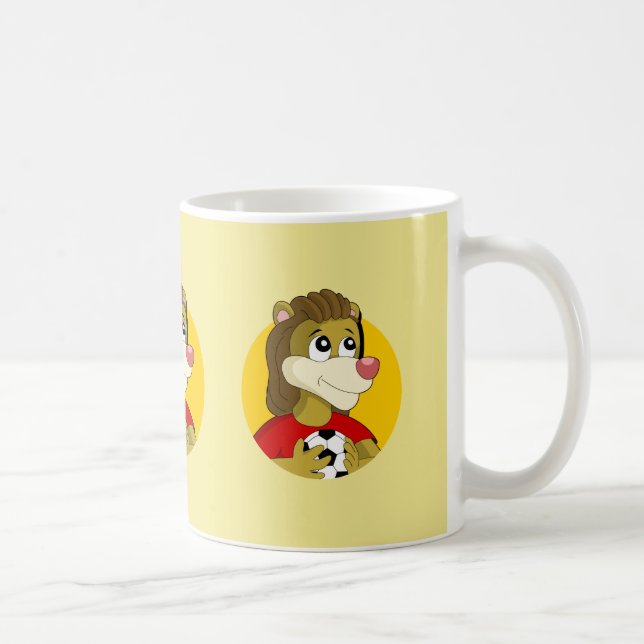 León sosteniendo una taza de fútbol personalizado  (Derecha)