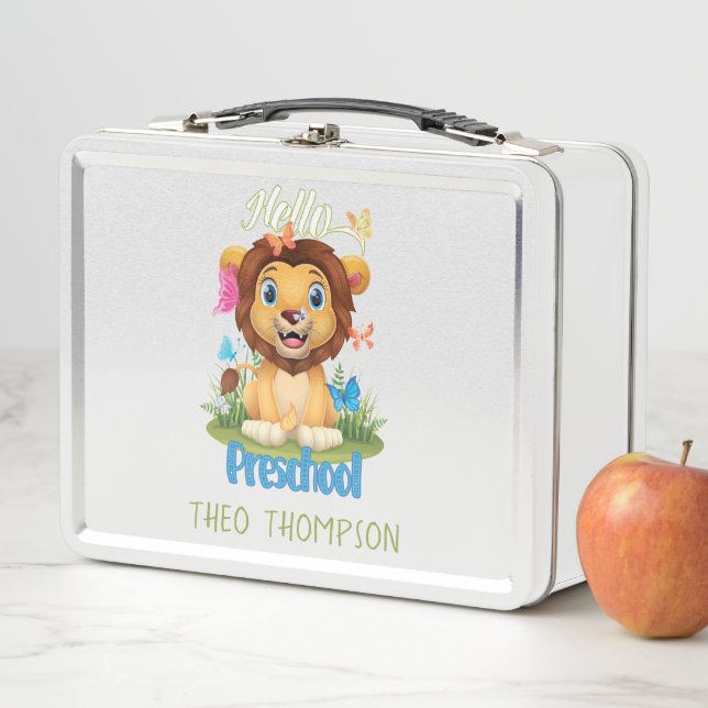 León y mariposa de vuelta a la escuela preescolar  (In situ)